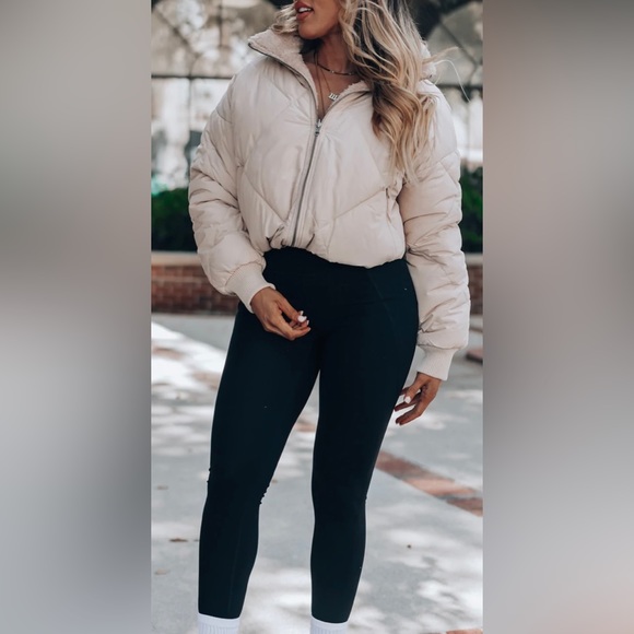 NWOT - Sherpa Lined Cream Puffer Jacket - Medium - Picture 2 of 6